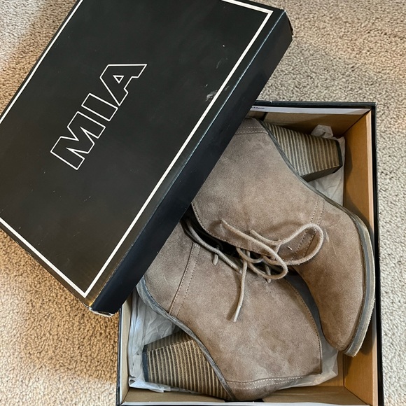 MIA Shayna Taupe Nova Suede boot/heels, size 9&1/2 M - Picture 2 of 6